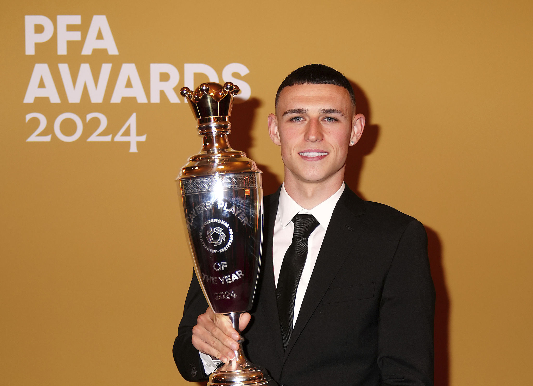 Phil Foden poses after winning the PFA Player of the Year award at the Opera House in Manchester, England, August 20, 2024. /CFP