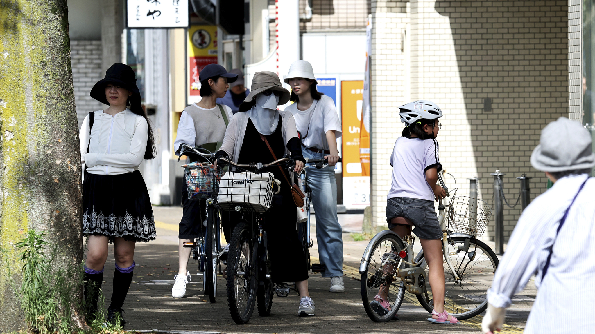 People cool off amid a heat wave in Fukuoka Prefecture, Japan, July 7, 2024. /CFP