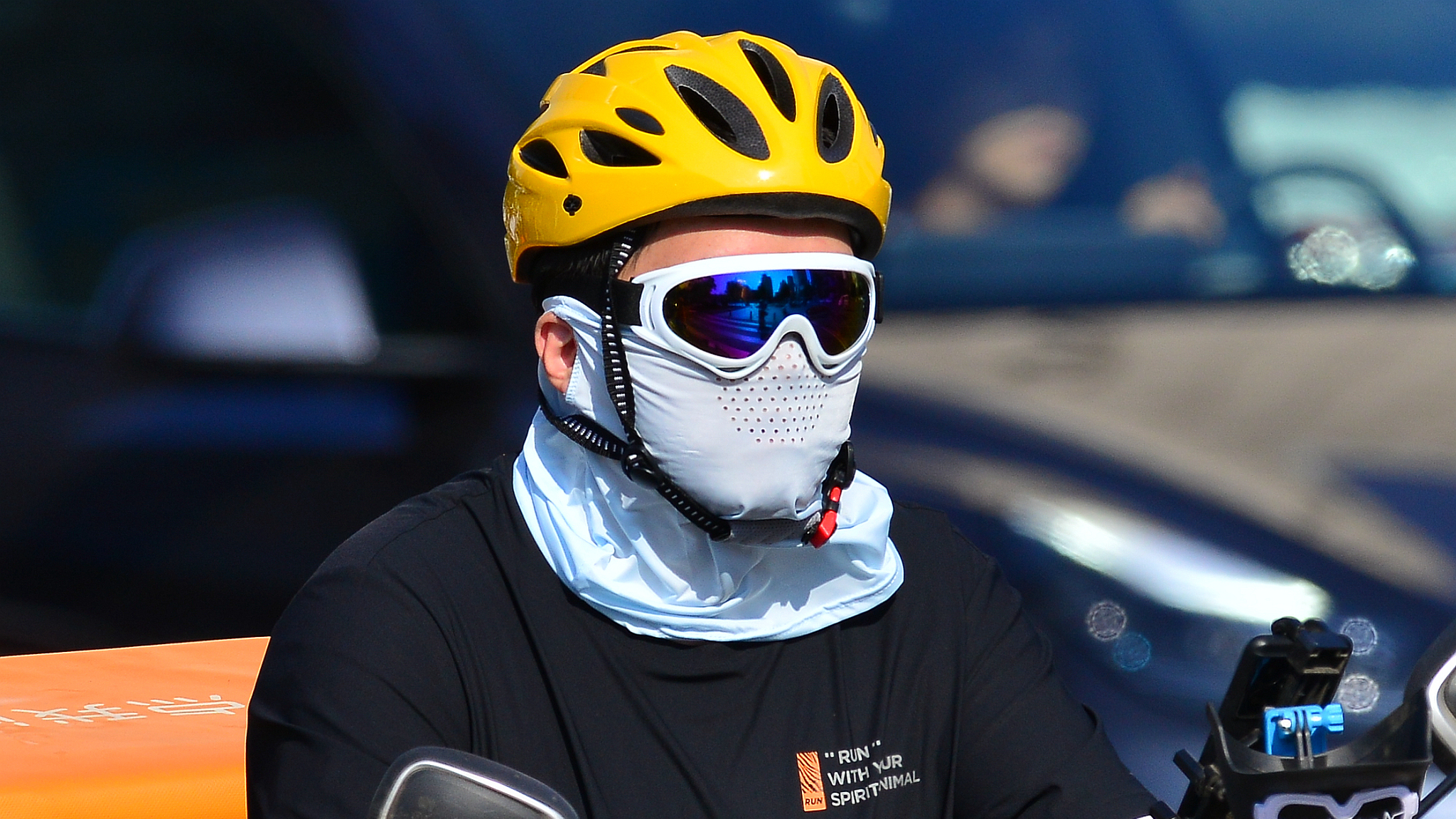 Rider travels with sun protection products in Shenyang City, northeast China's Liaoning Province, June 26, 2024. /CFP