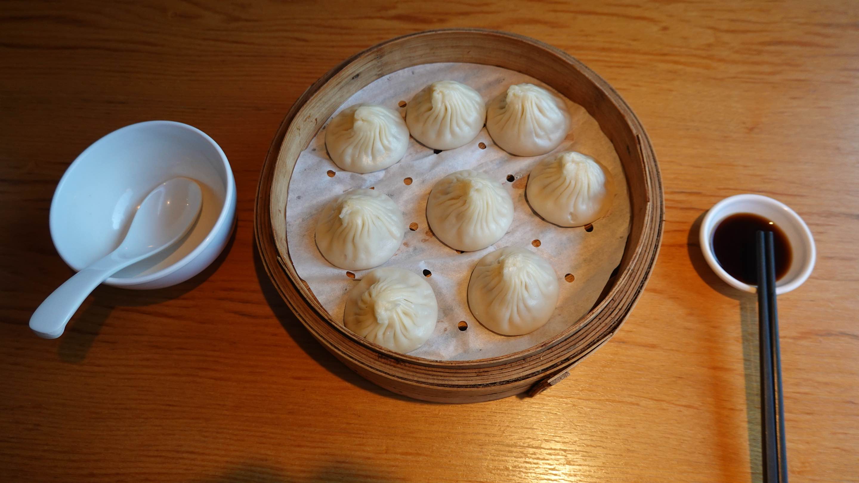 Wuxi-style xiaolongbao are a traditional delicacy and a must-try for visitors to Wuxi in Jiangsu Province. The best way to enjoy them: with dipping sauce, while they are hot! /CGTN