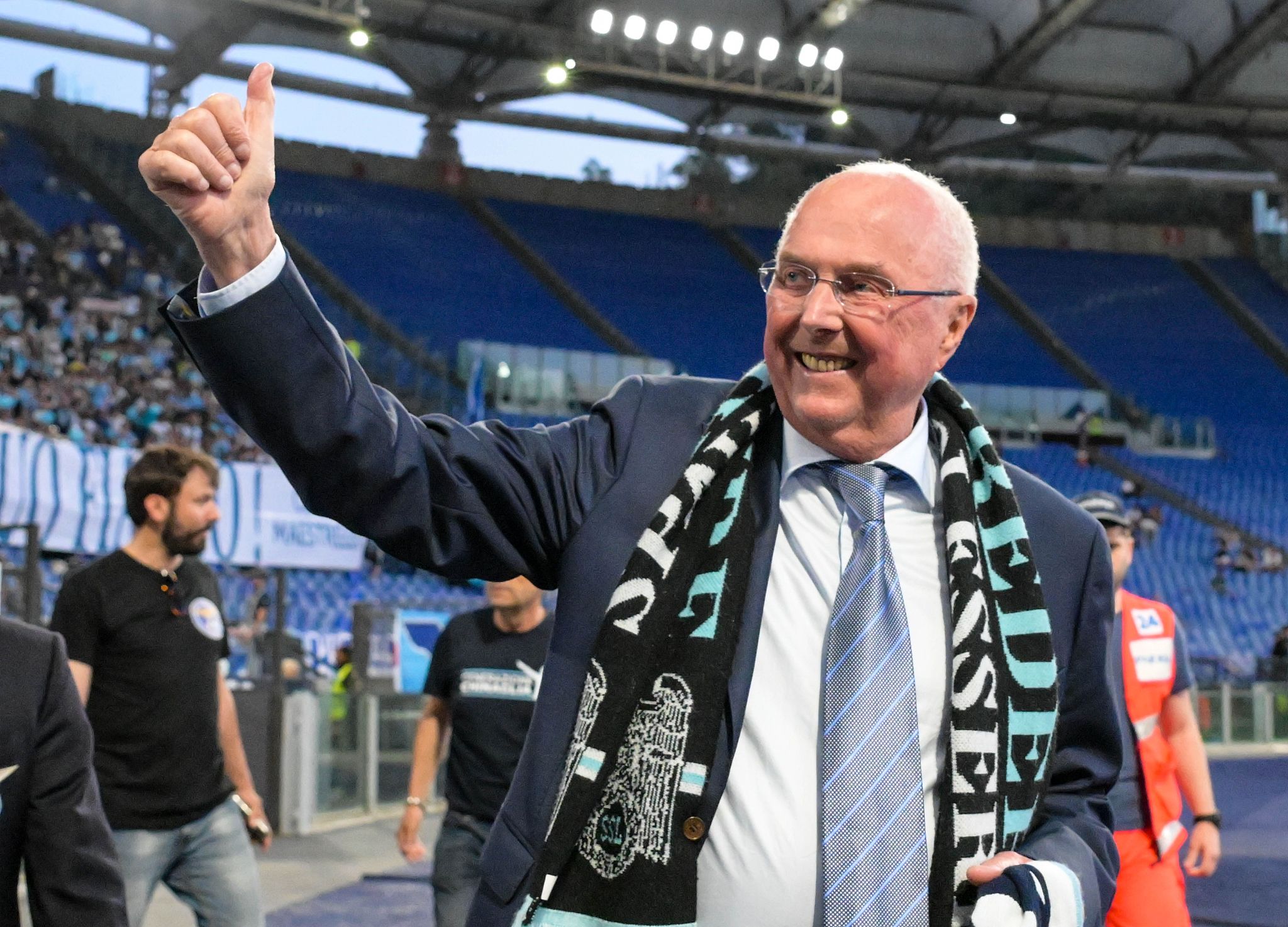 Sven-Goran Eriksson, former head coach of Lazio, acknowledges the fans ahead of an Italian Serie A game against Sassuolo at Stadio Olimpico in Rome, Italy, May 26, 2024. /CFP 