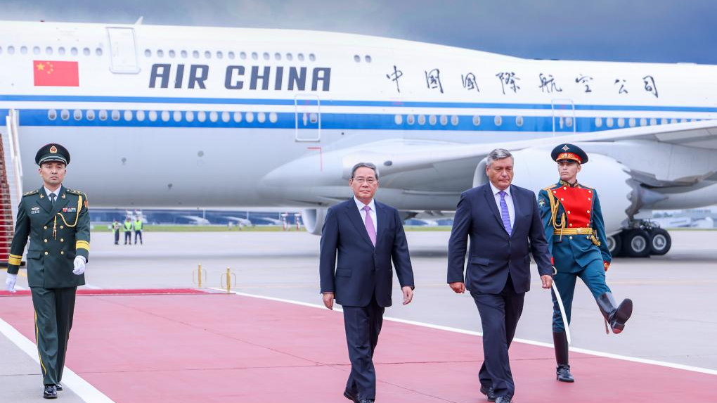 Chinese Premier Li Qiang, accompanied by senior Russian government officials, reviews the honor guard during a welcome ceremony at Vnukovo Airport, Moscow, Russia, August 20, 2024. /Xinhua