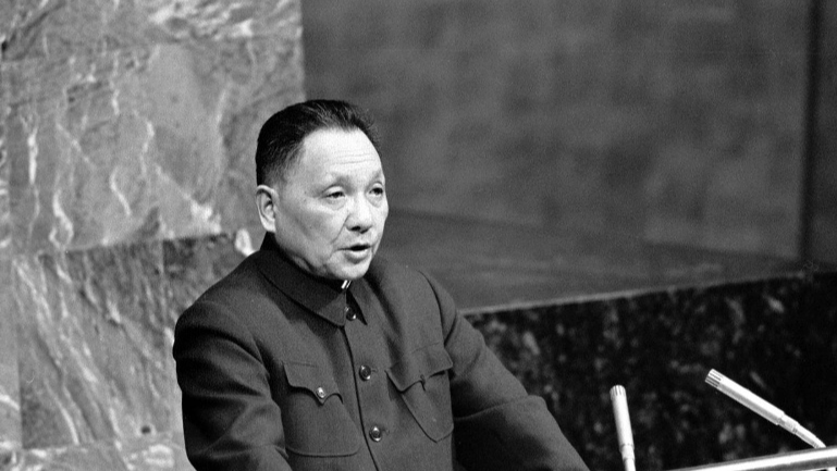 Foto arsip yang diambil pada bulan April 1974, memperlihatkan Deng Xiaoping, yang saat itu menjabat sebagai kepala Delegasi Republik Rakyat Tiongkok, menyampaikan pidato pada Sidang Istimewa Keenam Majelis Umum PBB. /Xinhua