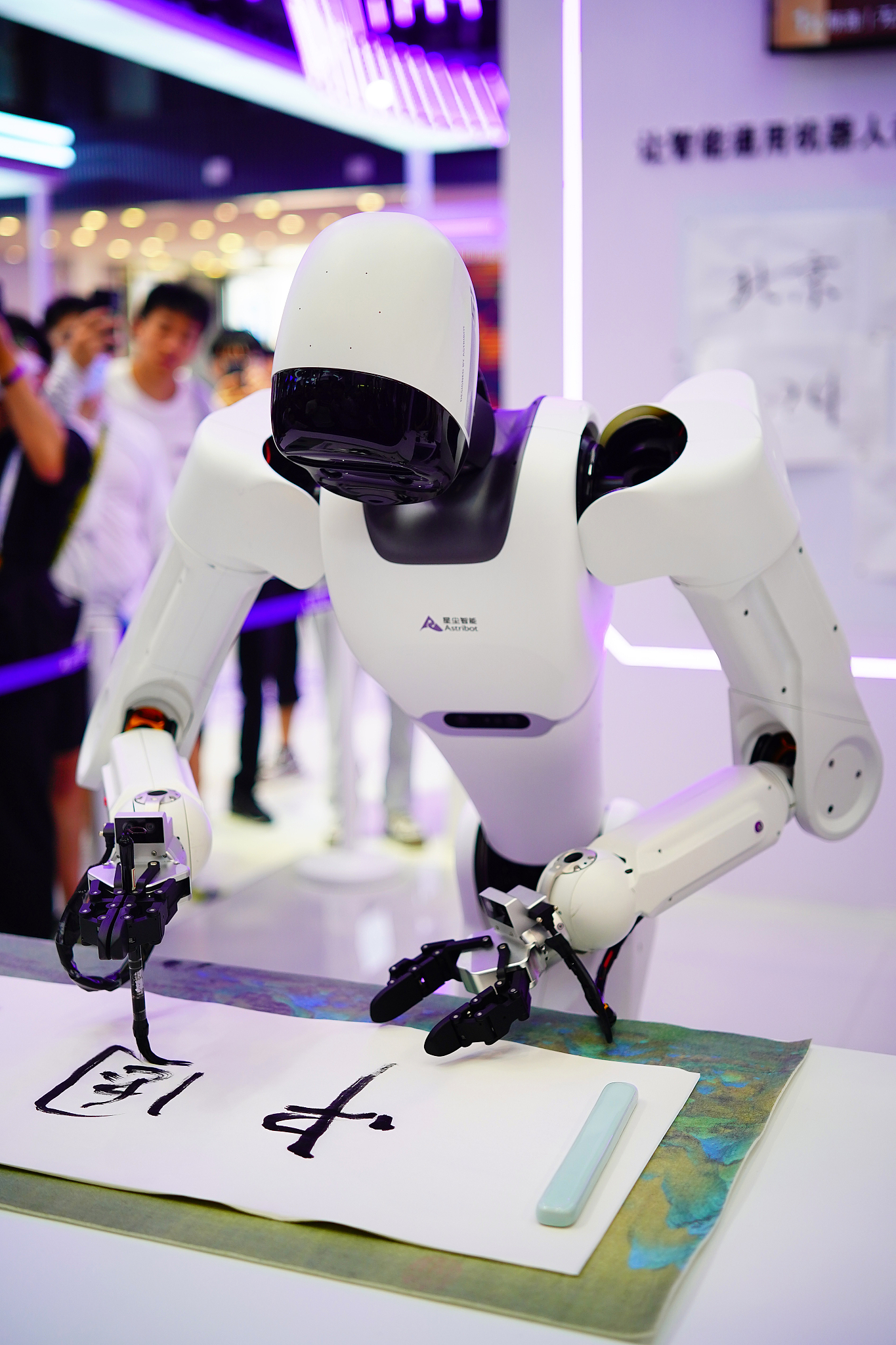 A robot does calligraphy at the 2024 World Robot Conference in Beijing, China, August 21, 2024. /CFP 