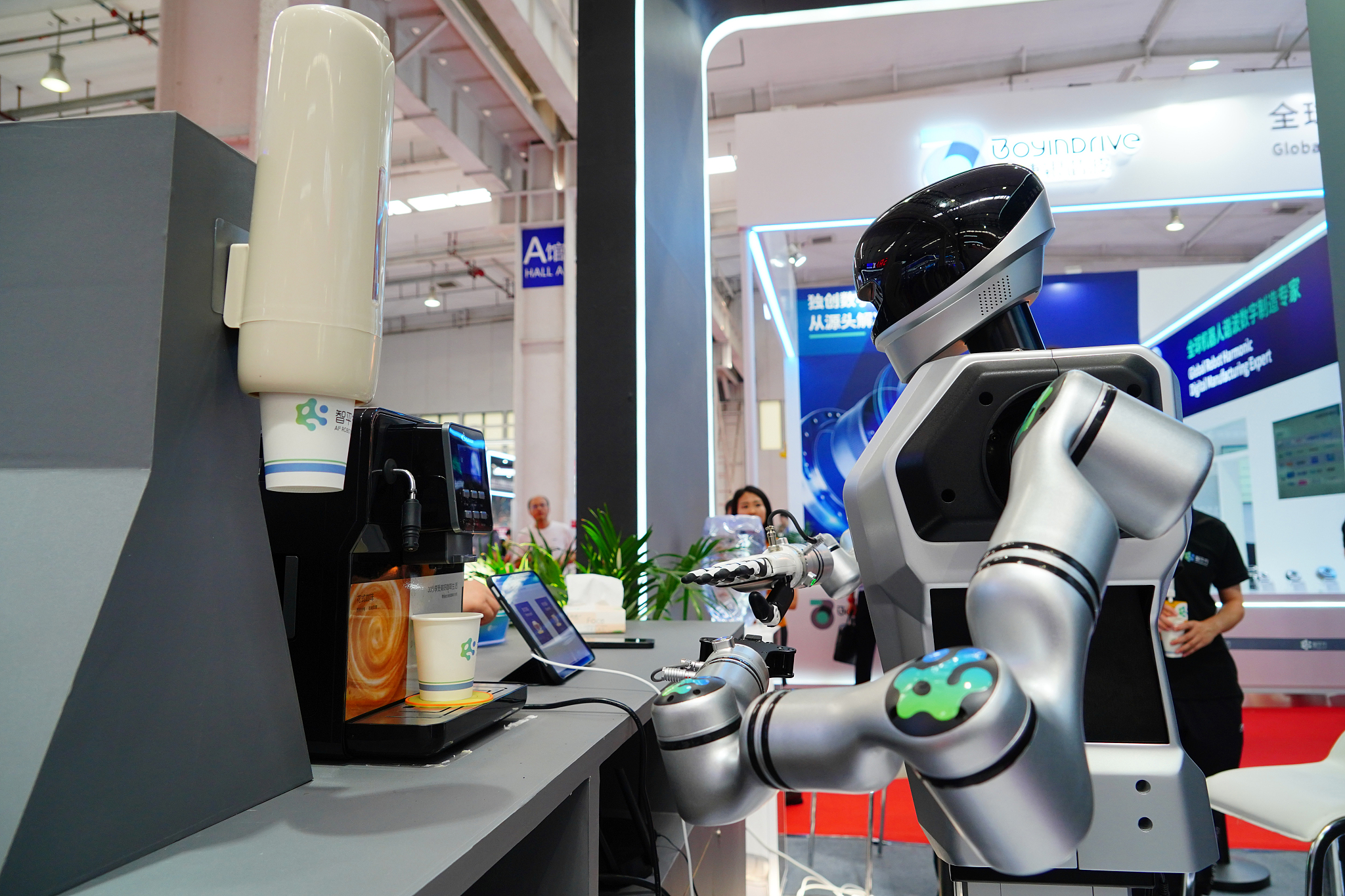 A humanoid robot carries out tasks at the 2024 World Robot Conference in Beijing, China, August 21, 2024. /CFP 