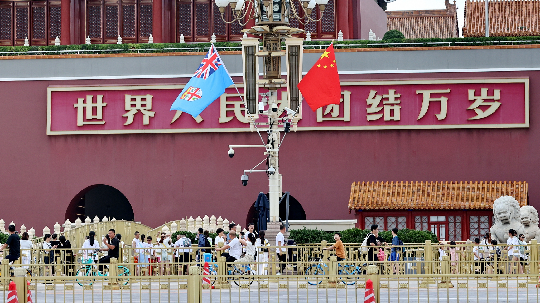 The national flags of Fiji and China, Beijing, August 19, 2024. /CFP