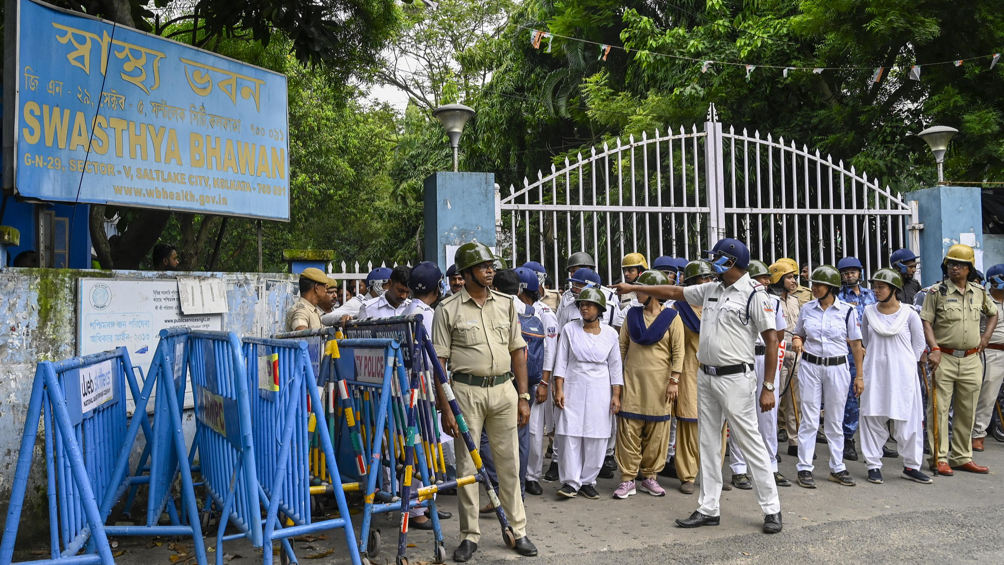 Police personnel stand guard in front of Swasthya Bhaban, headquarters of State Health and Family Welfare, as the protests of junior doctors, senior doctors, medical students and other medical professionals over the rape and murder of a trainee doctor of RG Kar Medical College & Hospital continue in Kolkata, India, August 21, 2024. /CFP