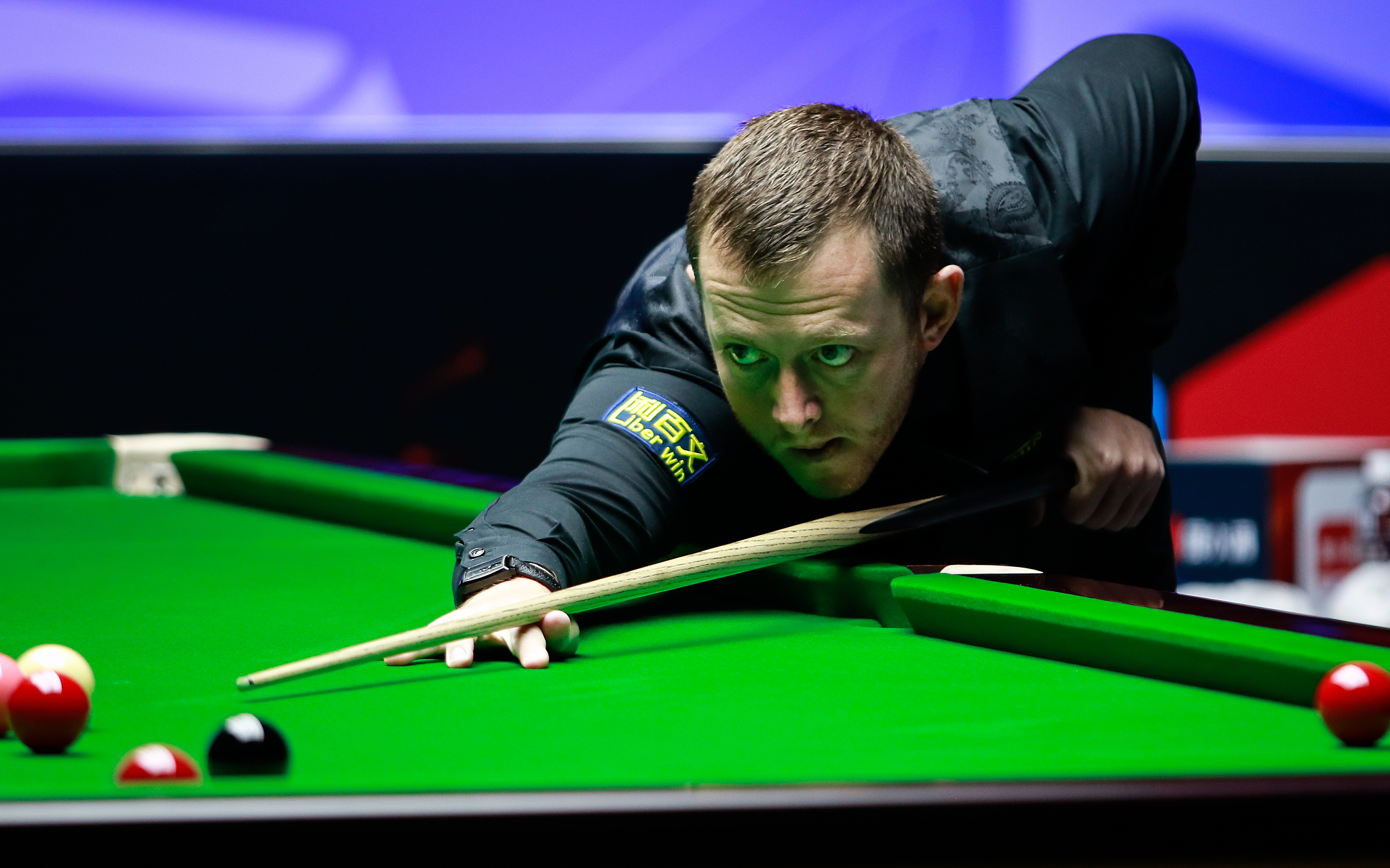 Mark Allen of Northern Ireland competes against Xiao Guodong of China at the World Snooker Tour's Xi'an Grand Prix in Xi'an, northwest China's Shaanxi Province, August 21, 2024. /CFP