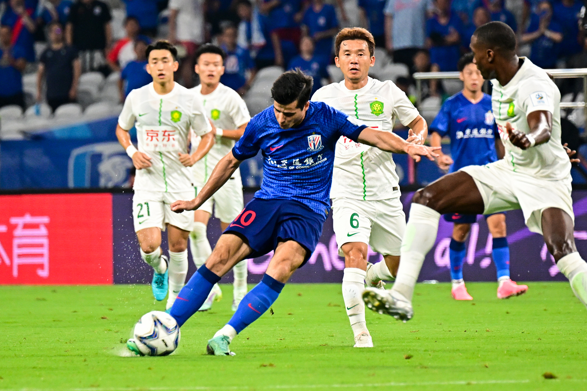 Portuguese midfielder Joao Teixeira (C) of Shanghai Shenhua battles for the ball in a Chinese FA Cup quarterfinal match against Beijing Guoan in Shanghai, China, August 22, 2024. /CFP