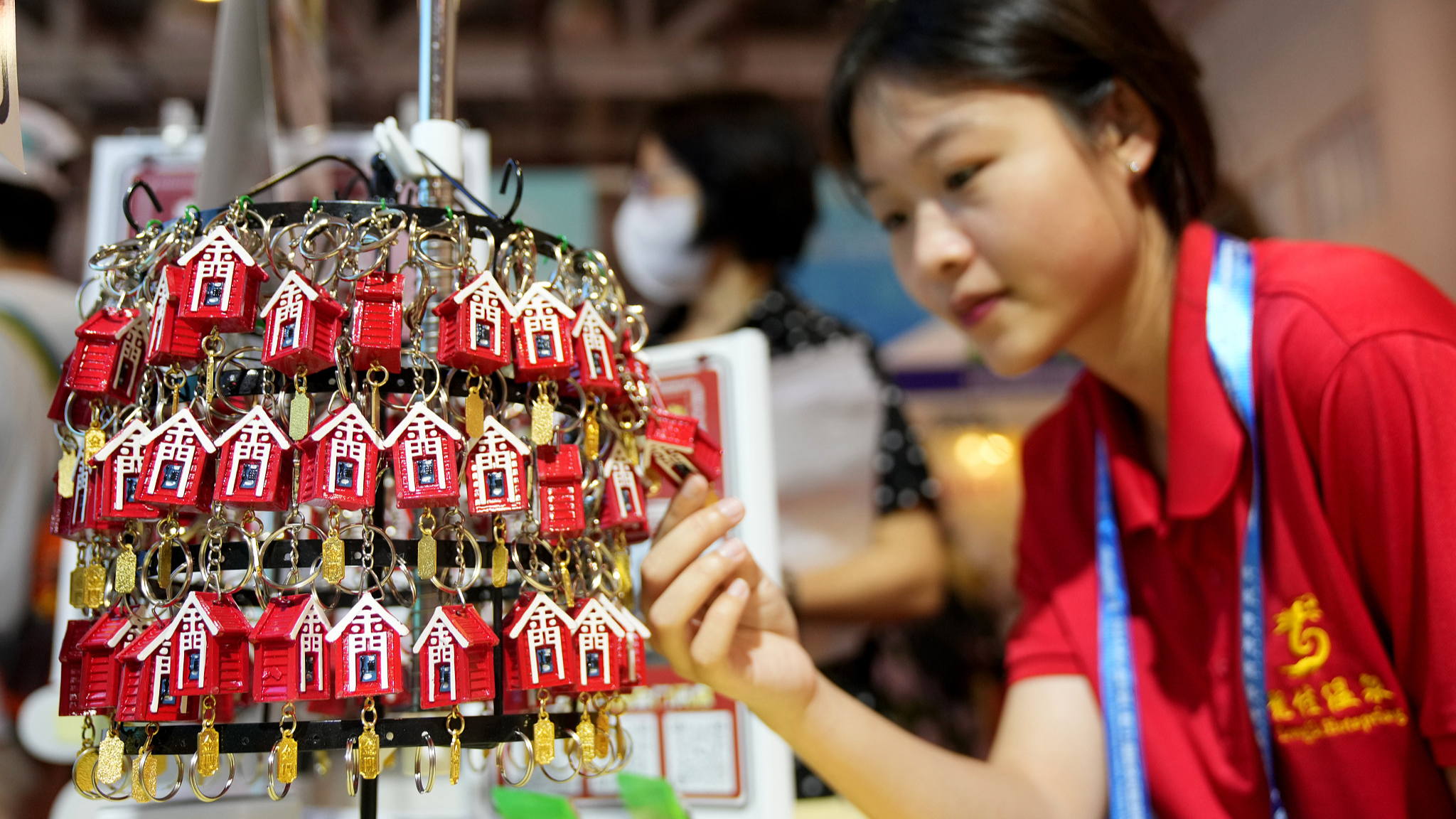 A visitor looks at the cultural and creative products at the booth of Kinmen at the 19th Straits Travel Fair in Xiamen City, east China's Fujian Province, May 25, 2024. /CFP