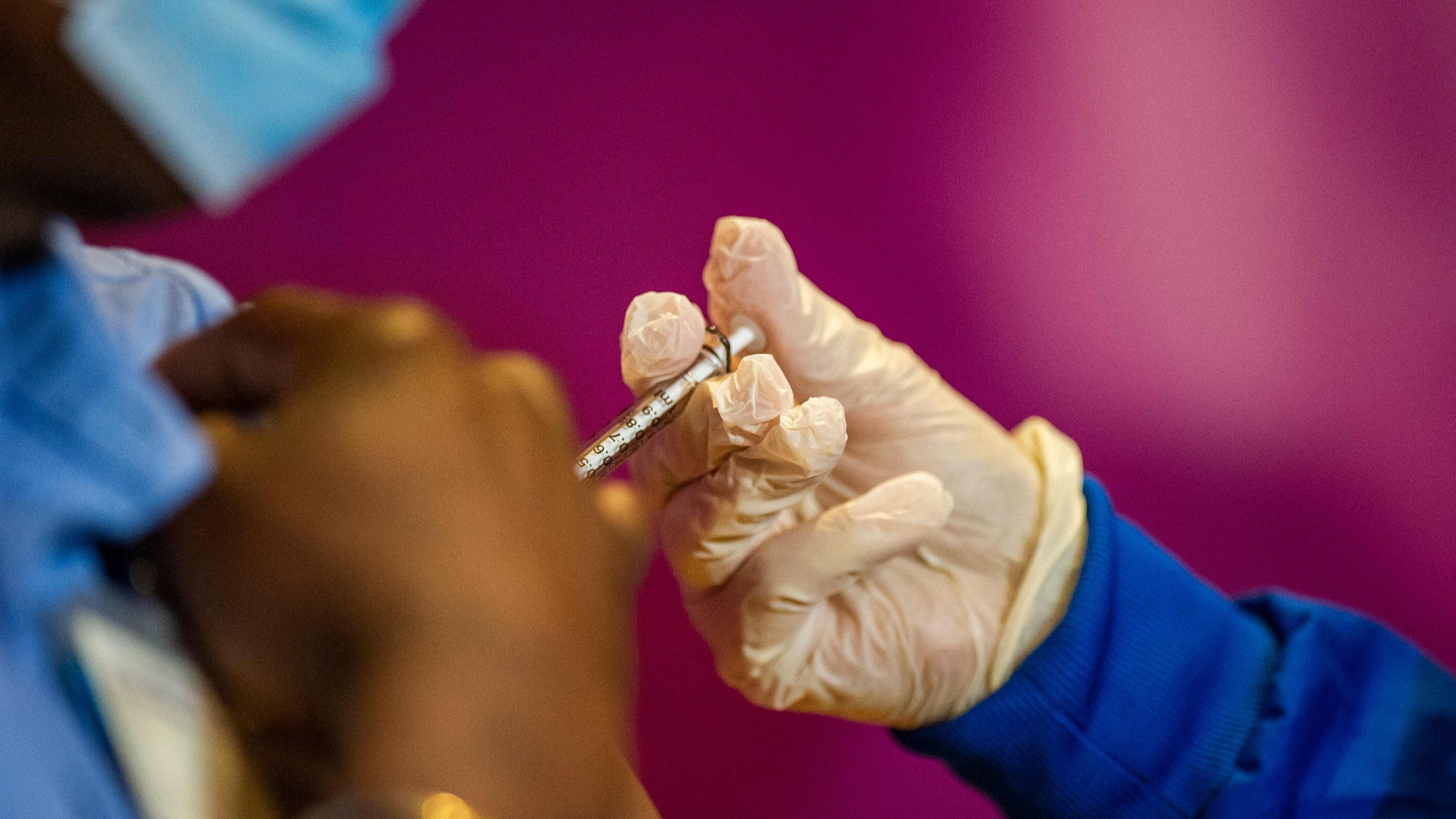 A doctor administers a dose of the Pfizer/BioNTech vaccine to a healthcare worker at the Connecticut Convention Center, Hartford, Connecticut, U.S. /CFP