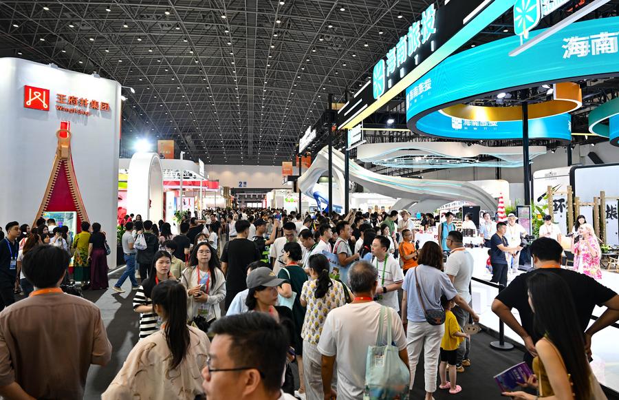 Orang-orang mengunjungi Pameran Produk Konsumen Internasional Tiongkok di Haikou, Provinsi Hainan, Tiongkok selatan, pada 13 April 2024. /Xinhua