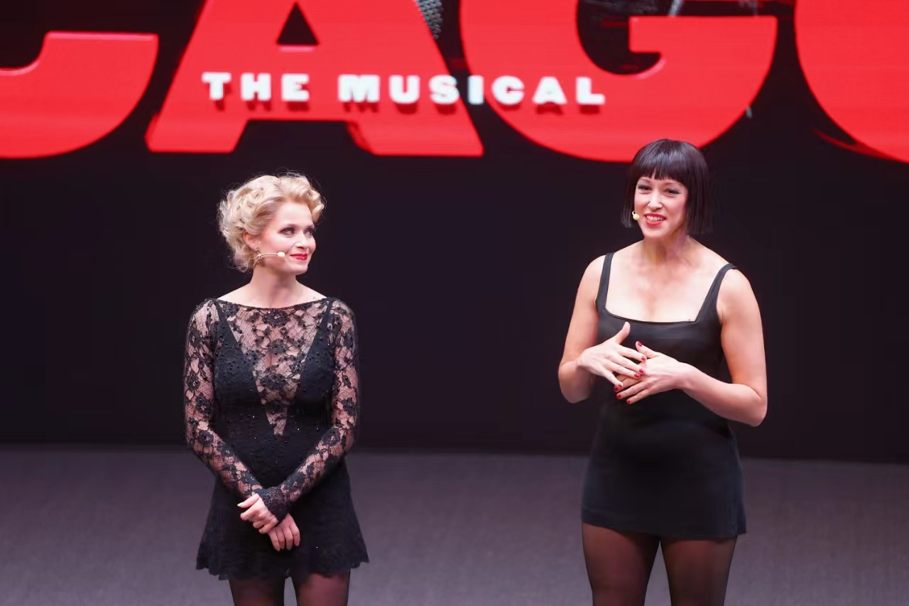 Sarah Soetaert (L) will play Roxie Hart and Michelle Antrobus will play Velma Kelly in the China tour. /Photo provided to CGTN