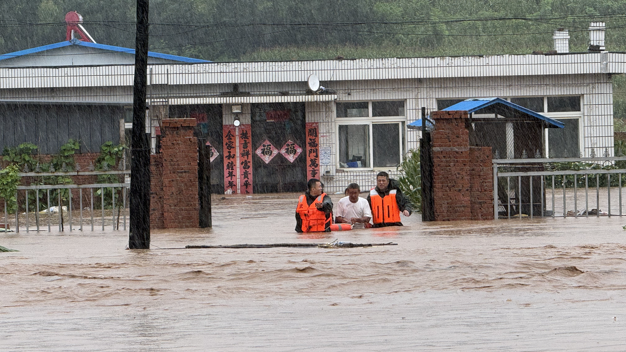 Tentara menyelamatkan warga yang terjebak banjir di Desa Ningjintun, Kota Yaowangmiao, Kabupaten Jianchang, Provinsi Liaoning, Tiongkok timur laut, 20 Agustus 2024. /CFP