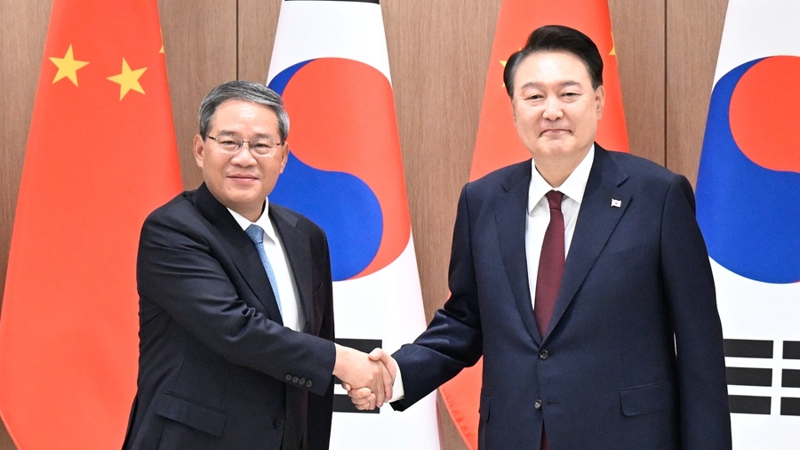 Perdana Menteri Tiongkok Li Qiang (kiri) berjabat tangan dengan Presiden Korea Selatan Yoon Suk-yeol di Seoul, ibu kota Korea Selatan, 26 Mei 2024. /Xinhua