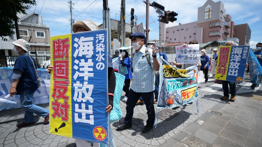 Protes terhadap rencana pemerintah Jepang untuk membuang air yang terkontaminasi nuklir ke laut di Fukushima, Jepang, 20 Juni 2023. /Xinhua