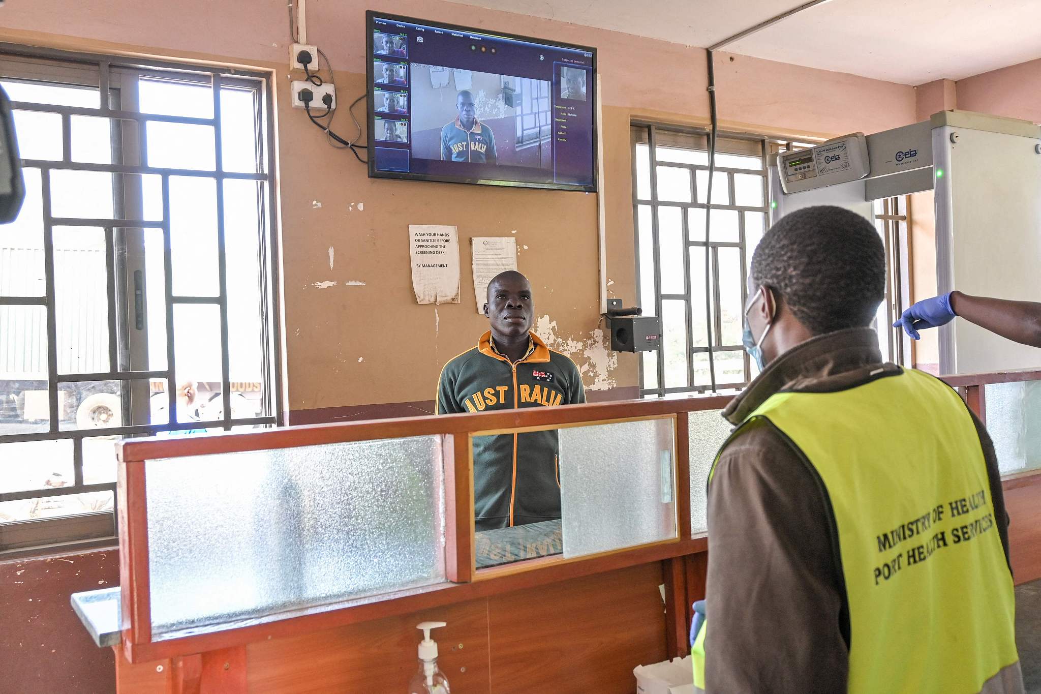 A port health officer screens travelers at Malaba One Stop Border Post, a border crossing point between Kenya and Uganda in Malaba, western Kenya, August 20, 2024. /CFP