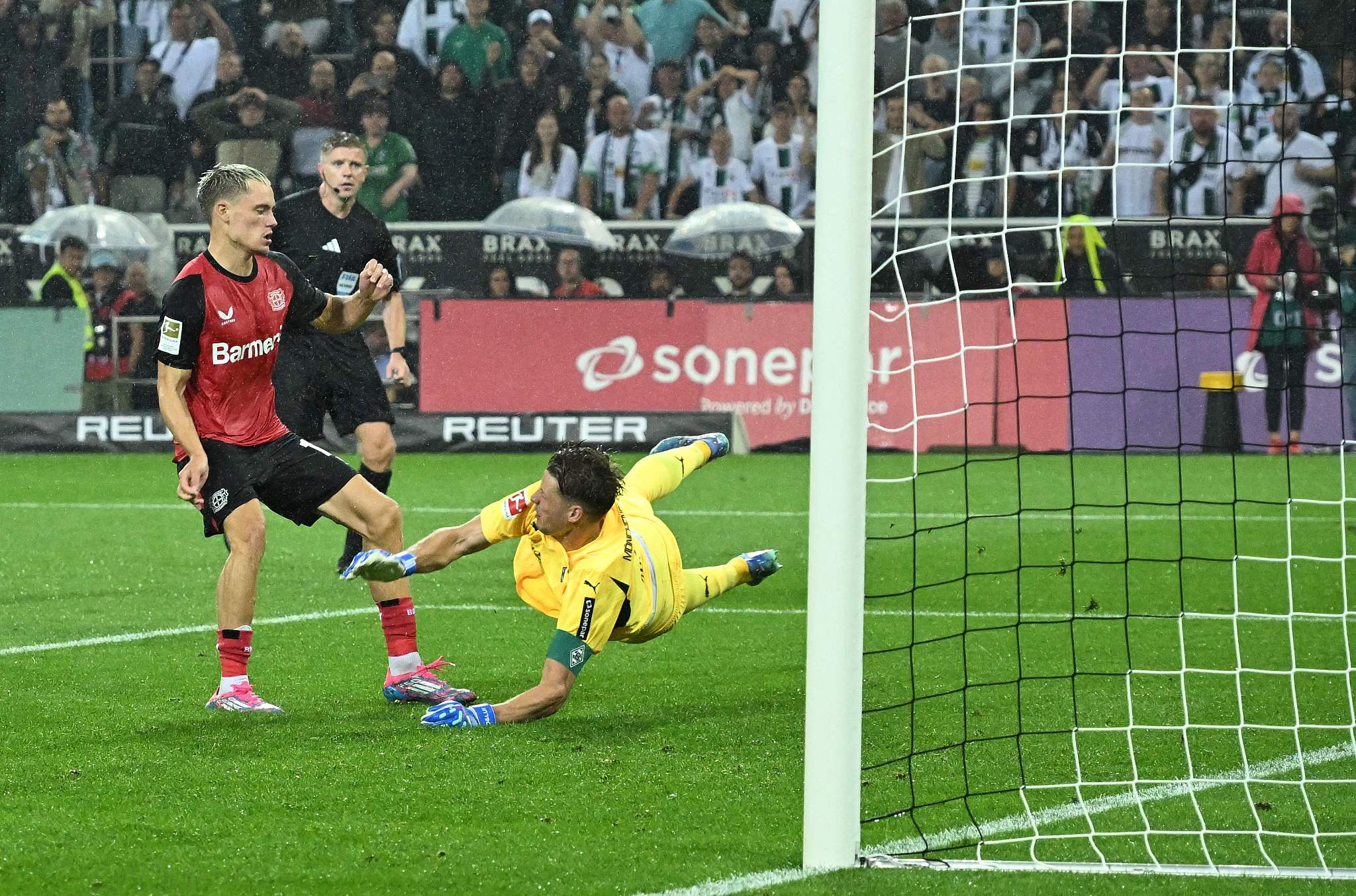 Florian Wirtz (L) of Bayer 04 Leverkusen scores a goal in the Bundesliga game against Borussia Monchengladbach at Borussia-Park in Monchengladbach, August 23, 2024. /CFP