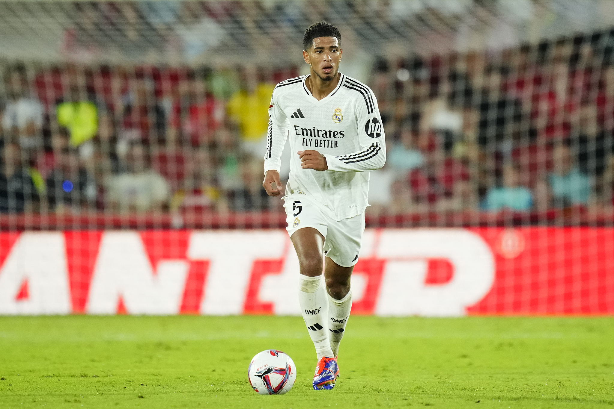 Jude Bellingham of Real Madrid dribbles in the La Liga game against RCD Mallorca at Estadi de Son Moix in Mallorca, Spain, August 18, 2024. /CFP 