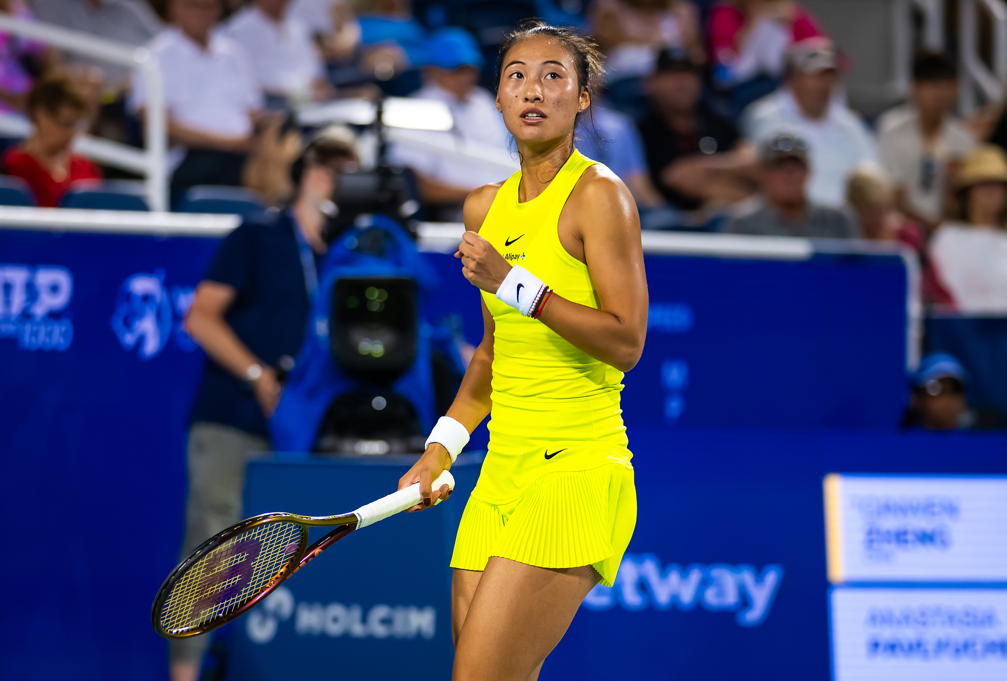 Zheng Qinwen of China competes in a women's singles round of 16 match against Anastasia Pavlyuchenkova of Russia at the Cincinnati Open in Mason, Ohio, August 16, 2024. /CFP