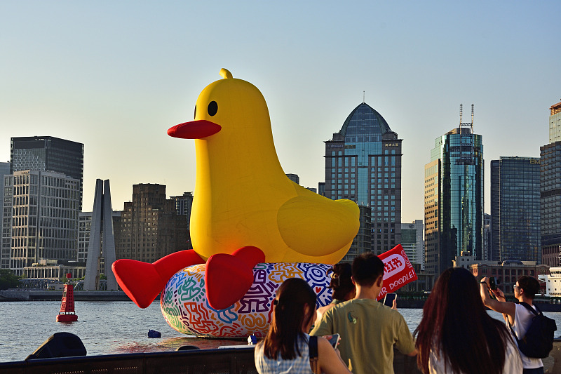 Visitors take photos of a giant inflatable rubber duck in Shanghai, August 24, 2024. /CFP