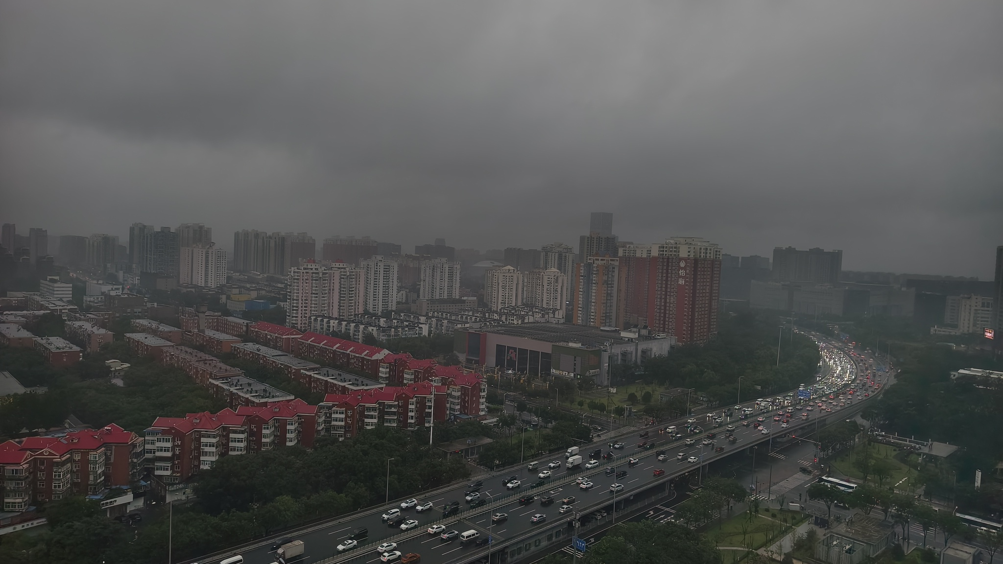 Heavy rain causes severe congestion on the main road of Beijing at 7:30 a.m., August 26, 2024. /CFP