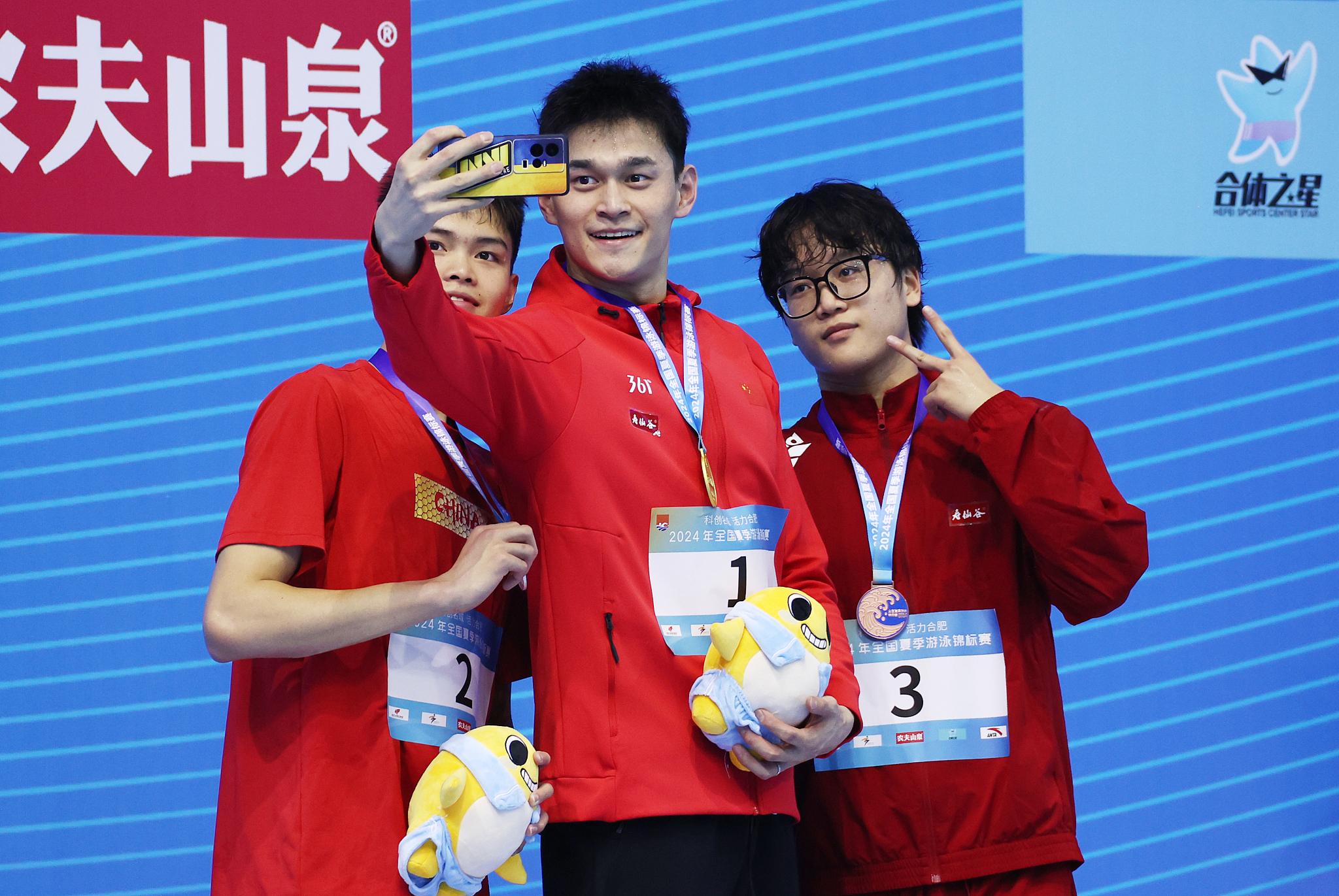 China's Sun Yang (C) takes a selfie with the silver and bronze medalists after their men's 400m freestyle swimming final at the National Summer Swimming Championships in Hefei, east China's Anhui Province, August 25, 2024. /CFP