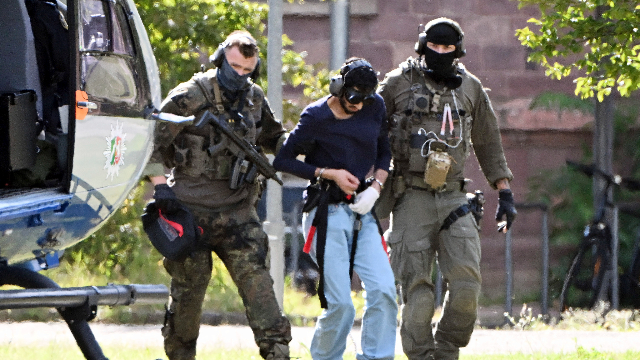 The alleged perpetrator of the knife attack in Solingen is taken to a helicopter, Karlsruhe, Germany, August 25, 2024. /CFP