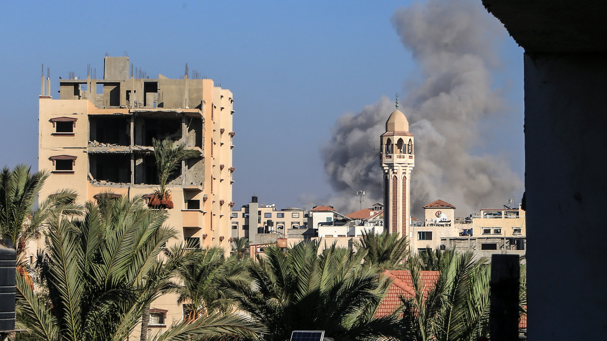 Smoke rises following Israeli attacks on Deir al-Balah, Gaza, August 25, 2024. /CFP