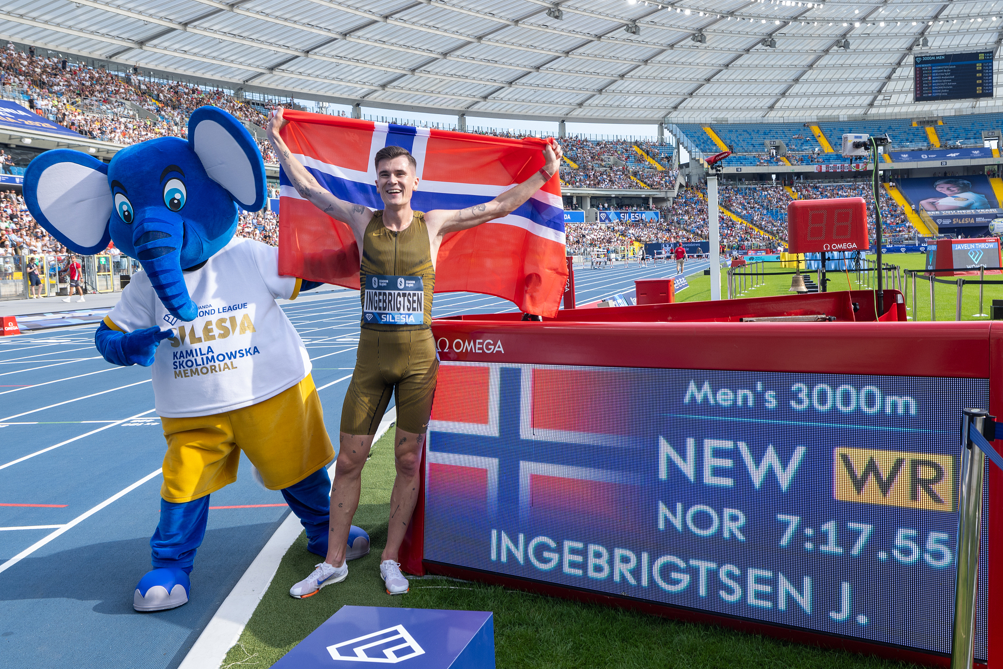 Jakob Ingebrigtsen of Norway celebrates after setting a new record in the men's 3,000 meters at the World Athletics Diamond League meeting in Chorzow, Poland, August 25, 2024. /CFP