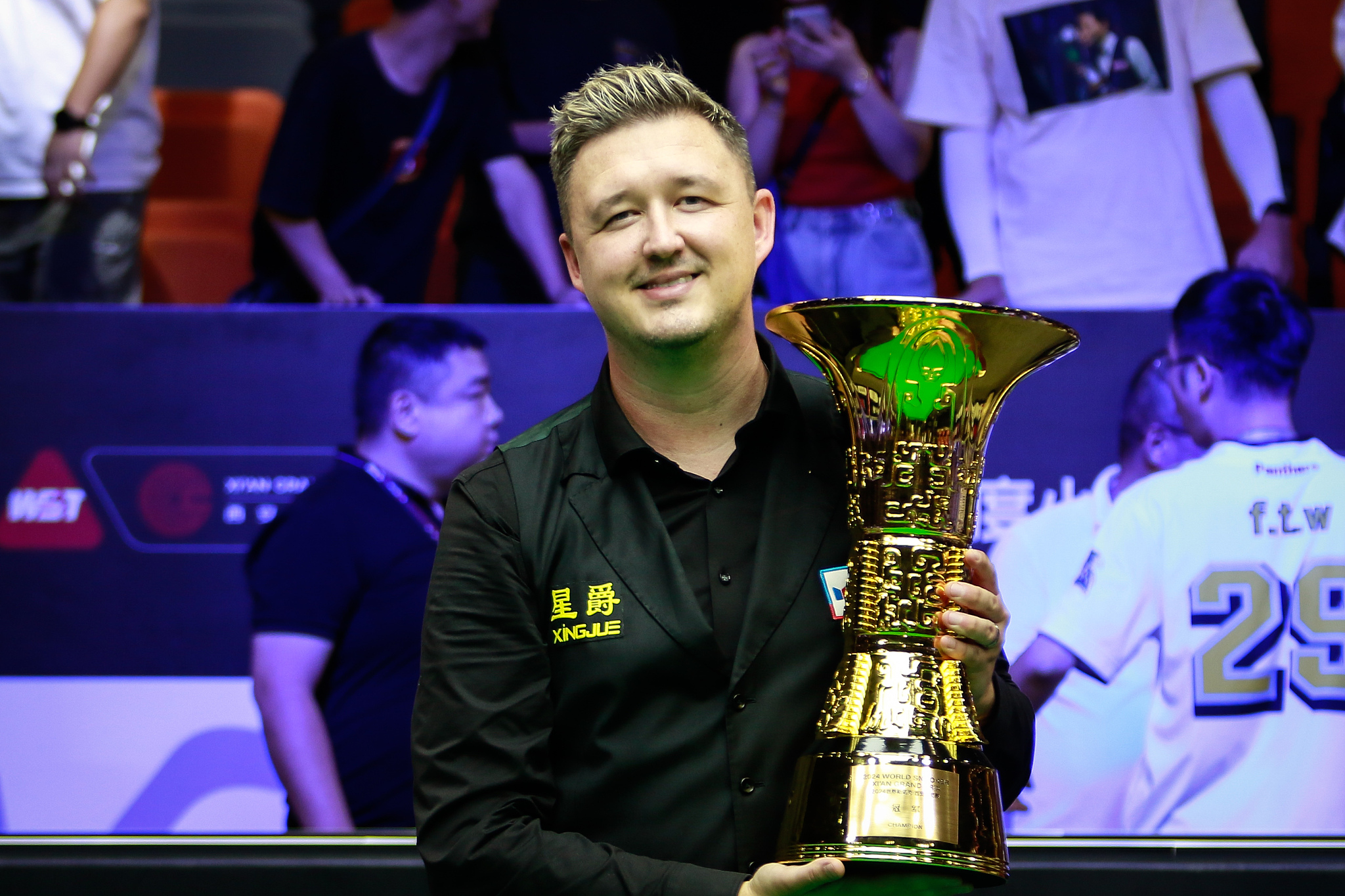 Kyren Wilson of England holds the trophy after winning the World Snooker Tour's Xi'an Grand Prix in Xi'an, northwest China's Shaanxi Province, August 25, 2024. /CFP 