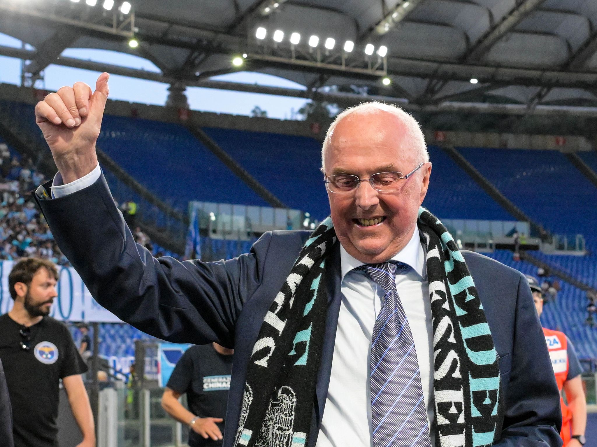 Sven-Goran Eriksson, former head coach of Lazio, acknowledges the fans ahead of the club's Italian Serie A game against Sassuolo at the Stadio Olimpico in Rome, Italy, May 26, 2024. /CFP