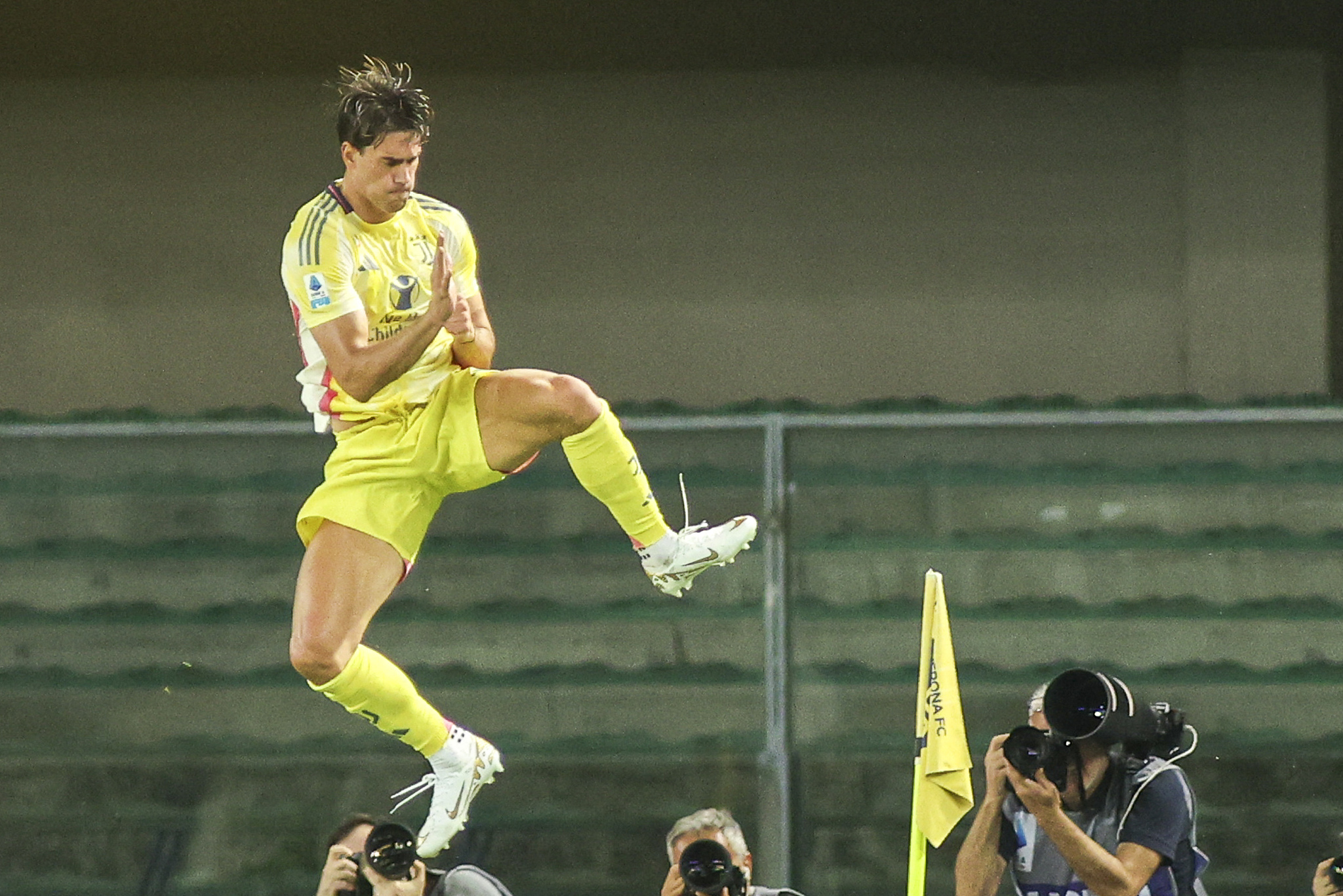 Dusan Vlahovic dari Juventus melakukan selebrasi usai mencetak gol ke gawang Hellas Verona dalam laga Serie A Italia di Stadio Marcantonio Bentegodi di Verona, Italia, 26 Agustus 2024. /CFP