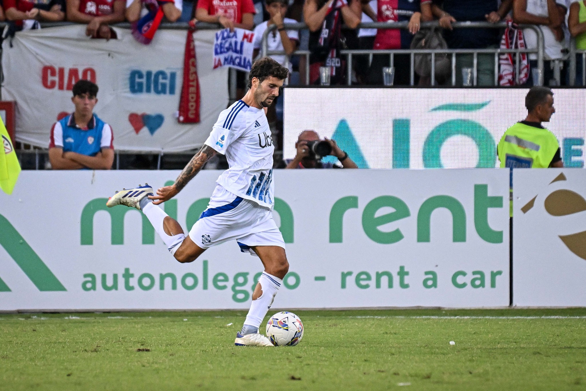 Patrick Cutrone of Como passes the ball against Cagliari in an Italian Serie A match at the Unipol Domus in Cagliari, Italy, August 26, 2024. /CFP