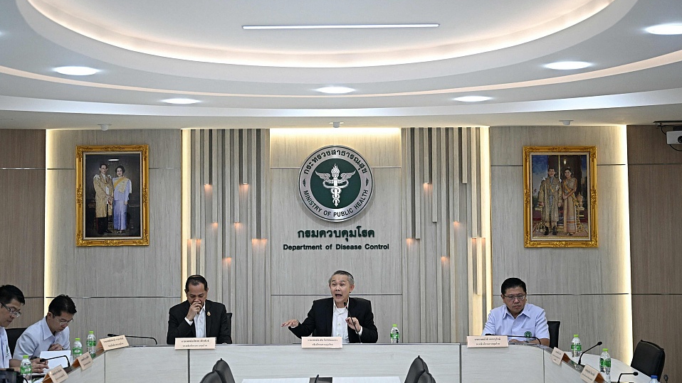 Thongchai Keeratihattayakorn (C), head of Thailand's Department of Disease Control, speaks during a press conference following the discovery of a suspected first case of the new more dangerous strain of mpox in Bangkok on August 21, 2024. /CFP