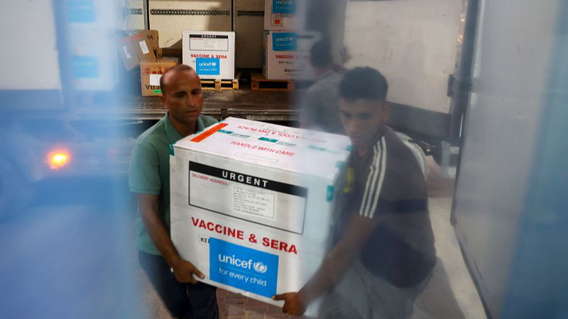 Workers unload a shipment of polio vaccines provided with support from UNICEF to the Gaza Strip through the Karm Abu Salem crossing, also known as Kerem Shalom, at a depot belonging to Gaza's health ministry, amid the ongoing conflict in the Palestinian territory between Israel and the Palestinian militant group Hamas, August 25, 2024. /CFP