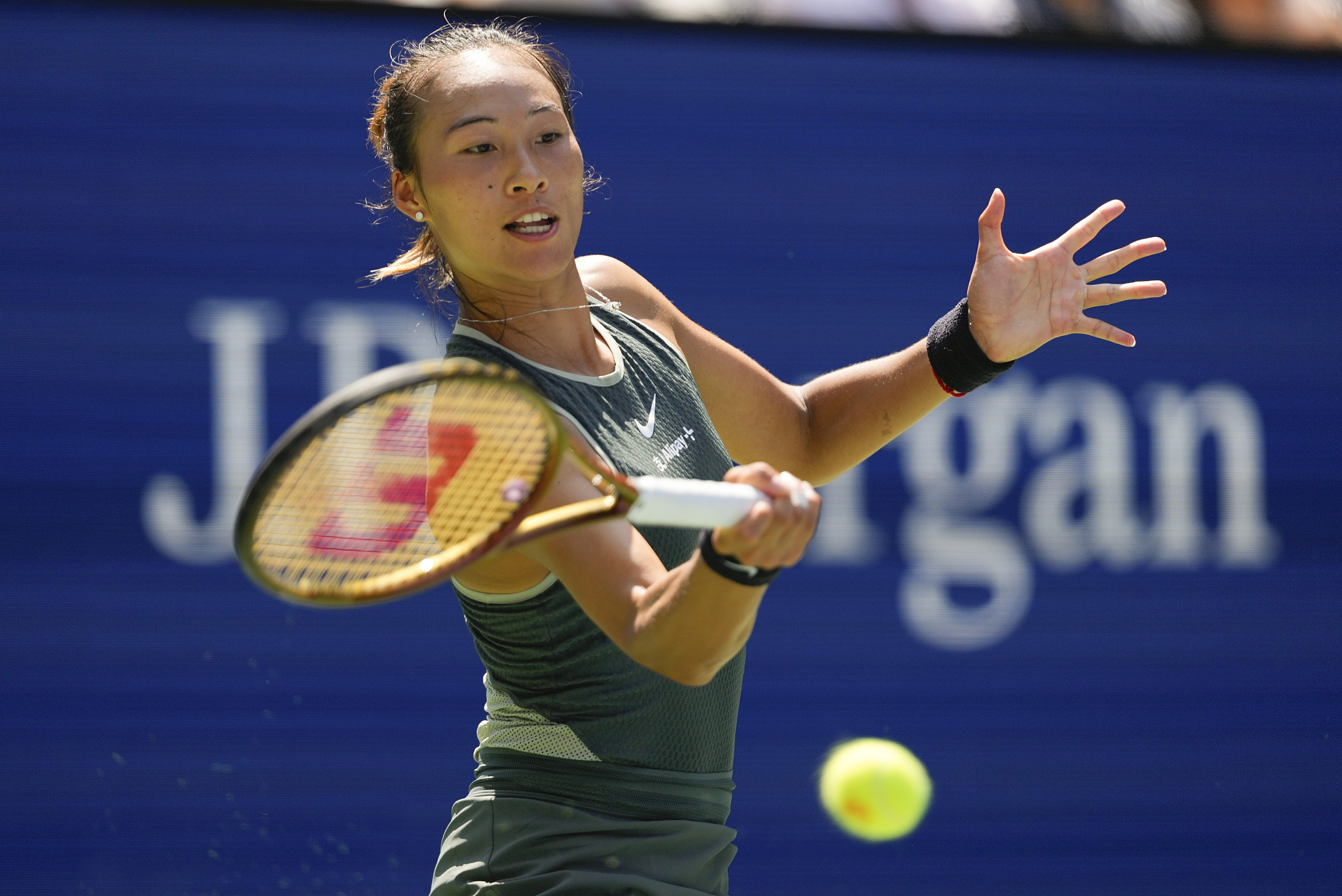 Zheng Qinwen of China competes in a women's singles first round match against Amanda Anisimova of the USA at the U.S. Open at the USTA Billie Jean King National Tennis Center in Queens, New York, August 26, 2024. /CFP