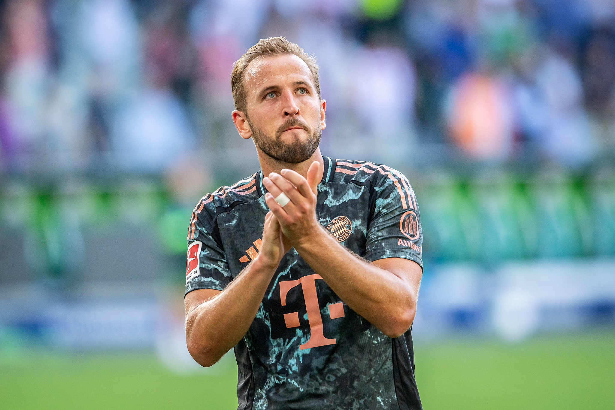 Harry Kane of Bayern Munich celebrates his team's 3-2 victory against Wolfsburg in a German Bundesliga match at the Volkswagen Arena in Wolfsburg, Germany, August 25, 2024. /CFP 