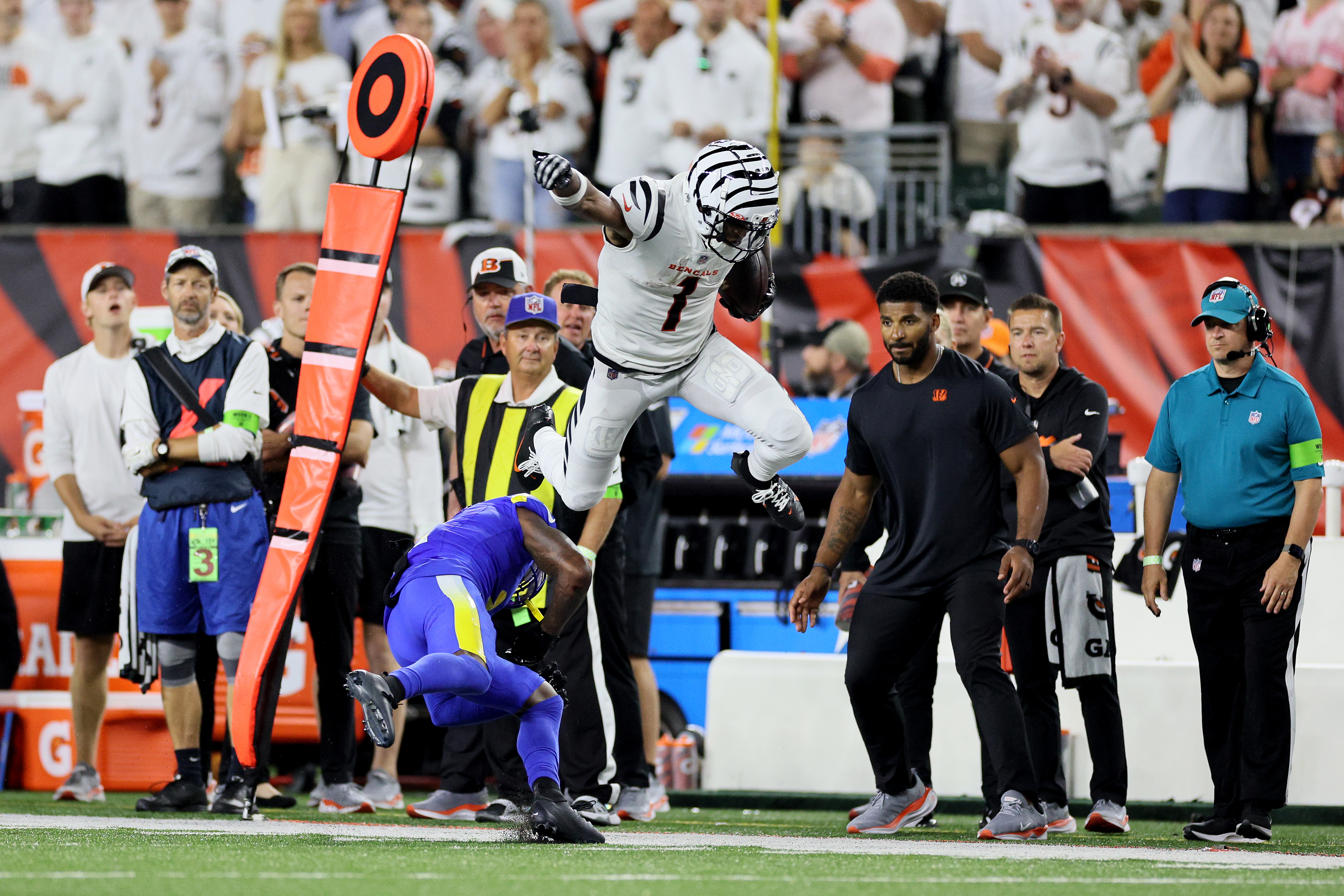 Wide receiver Ja'Marr Chase (#1) of the Cincinnati Bengals catches a pass against the Los Angeles Rams in a National Football League (NFL) game at Paycor Stadium in Cincinnati, Ohio, September 25, 2023. /CFP