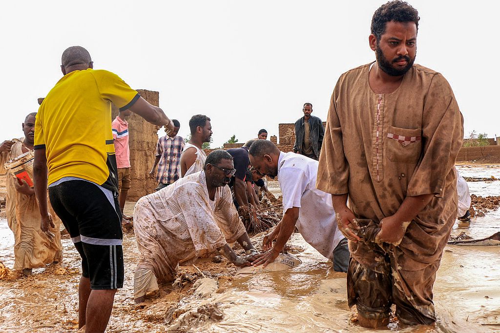 Men create a makeshift levee out of mudbrick amidst flooding in the area of Masawi in Sudan's Northern State, August 27, 2024. /CFP