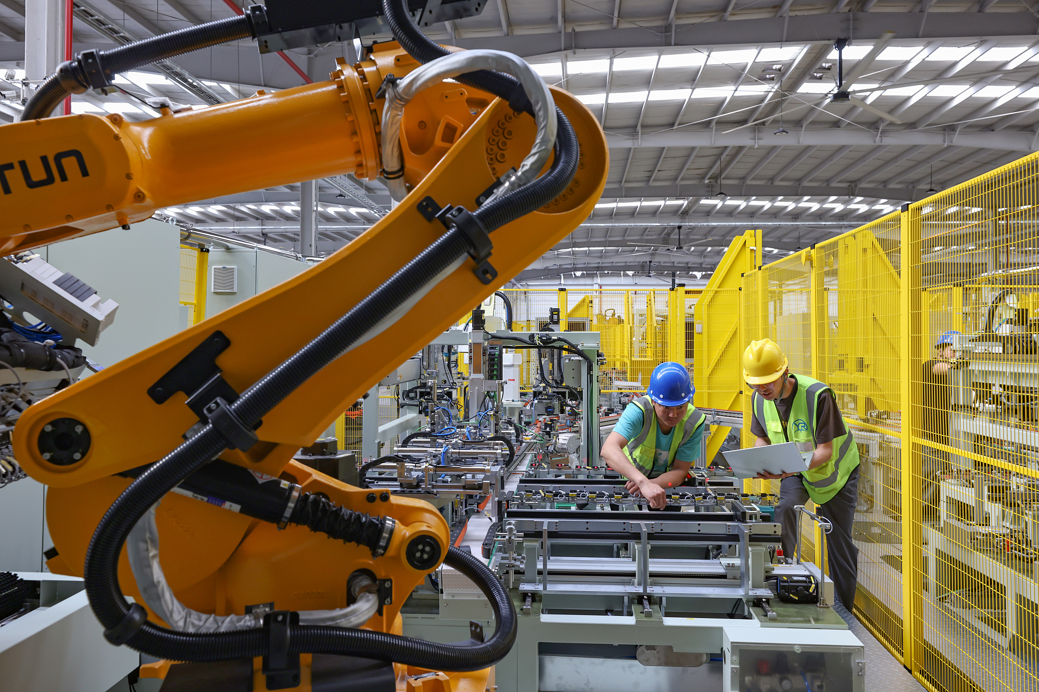 Intelligent robot arms support factory production in Kunshan, Jiangsu Province, May 15. /CFP 