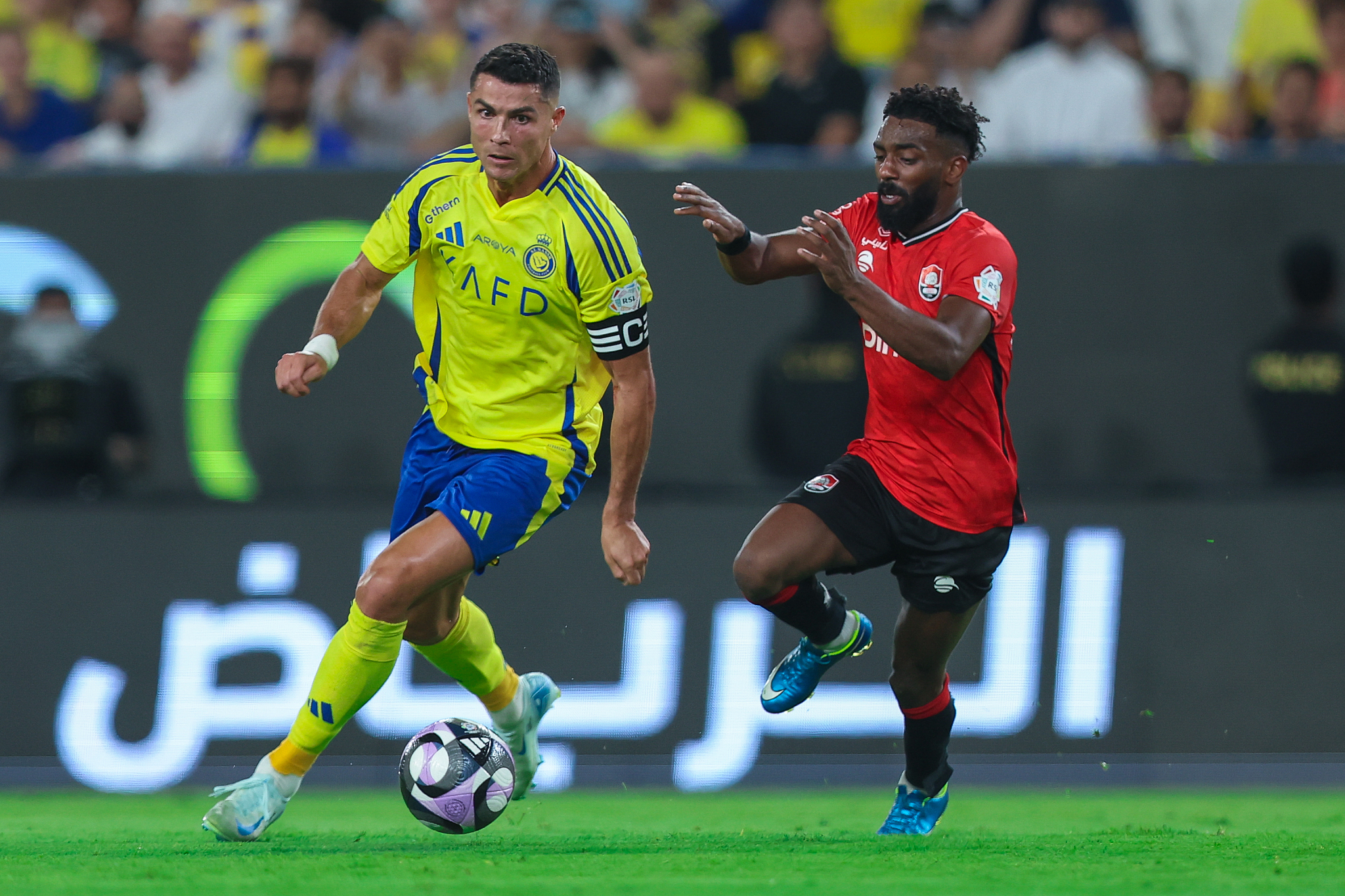 Cristiano Ronaldo (L) of Al Nassr dribbles against Al Raed in a Saudi Pro League game at Al Awwal Park Stadium in Riyadh, Saudi Arabia, August 22, 2024. /CFP