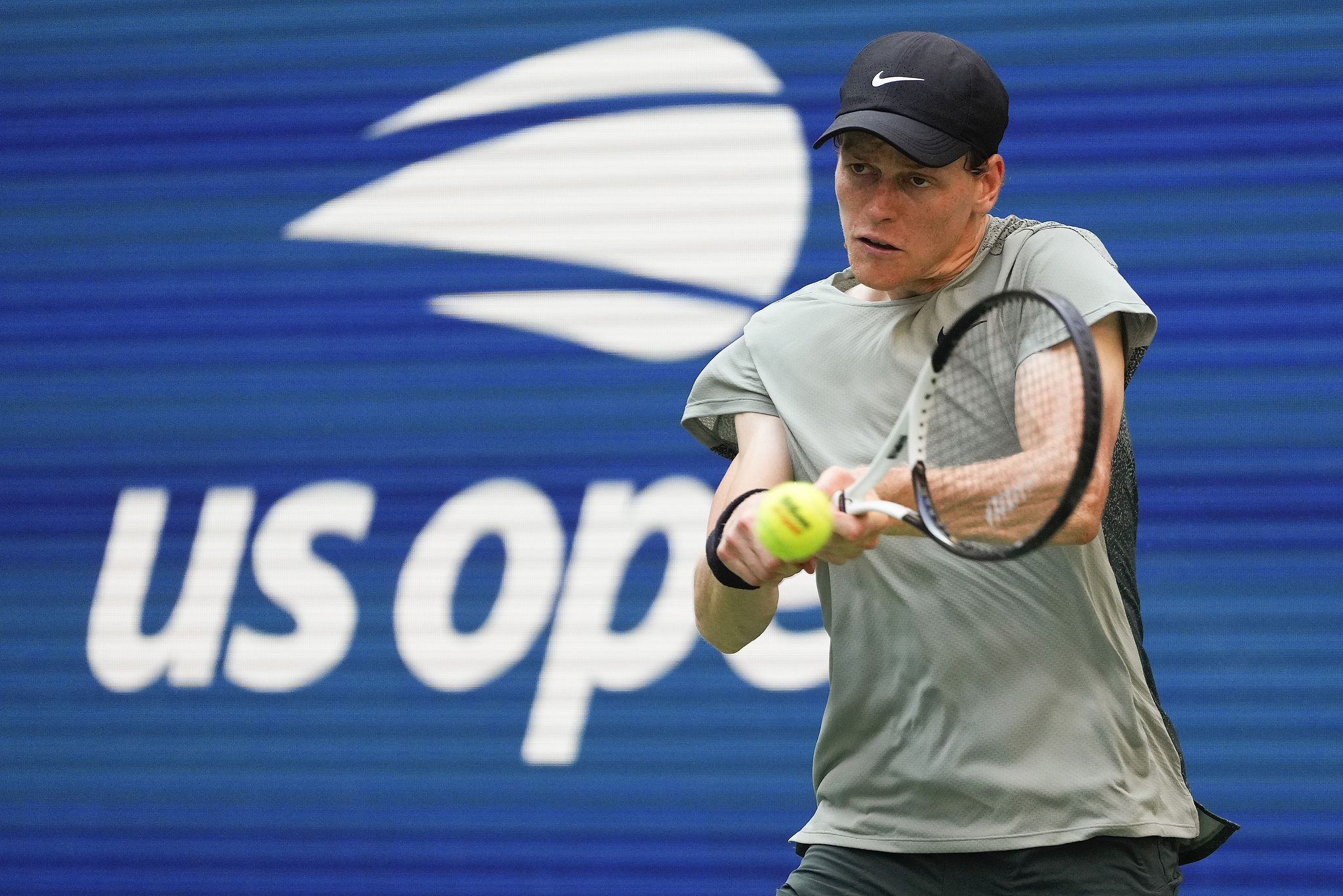 Jannik Sinner of Italy competes against Mackenzie McDonald of the USA in a men's singles first round match at the U.S. Open at the USTA Billie Jean King National Tennis Center in Queens, New York, August 27, 2024. /CFP