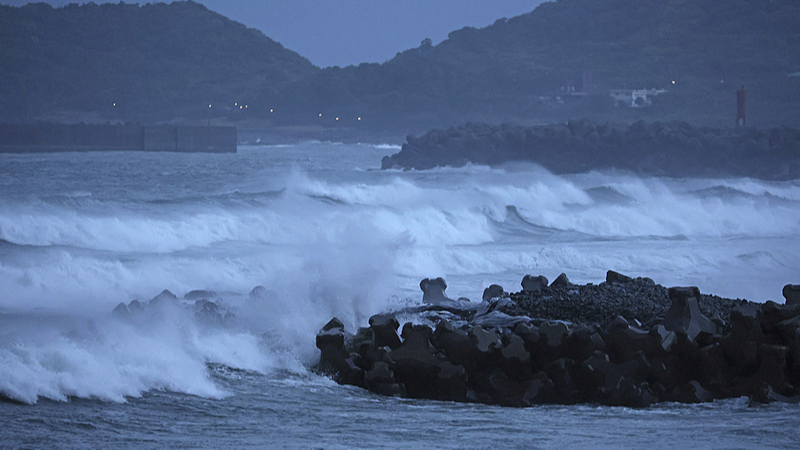 Intermittent high waves crash on a coast as Typhoon Shanshan (No. 10) approaches in Makurazaki City, Kagoshima Prefecture, Japan, August 28, 2024. /CFP