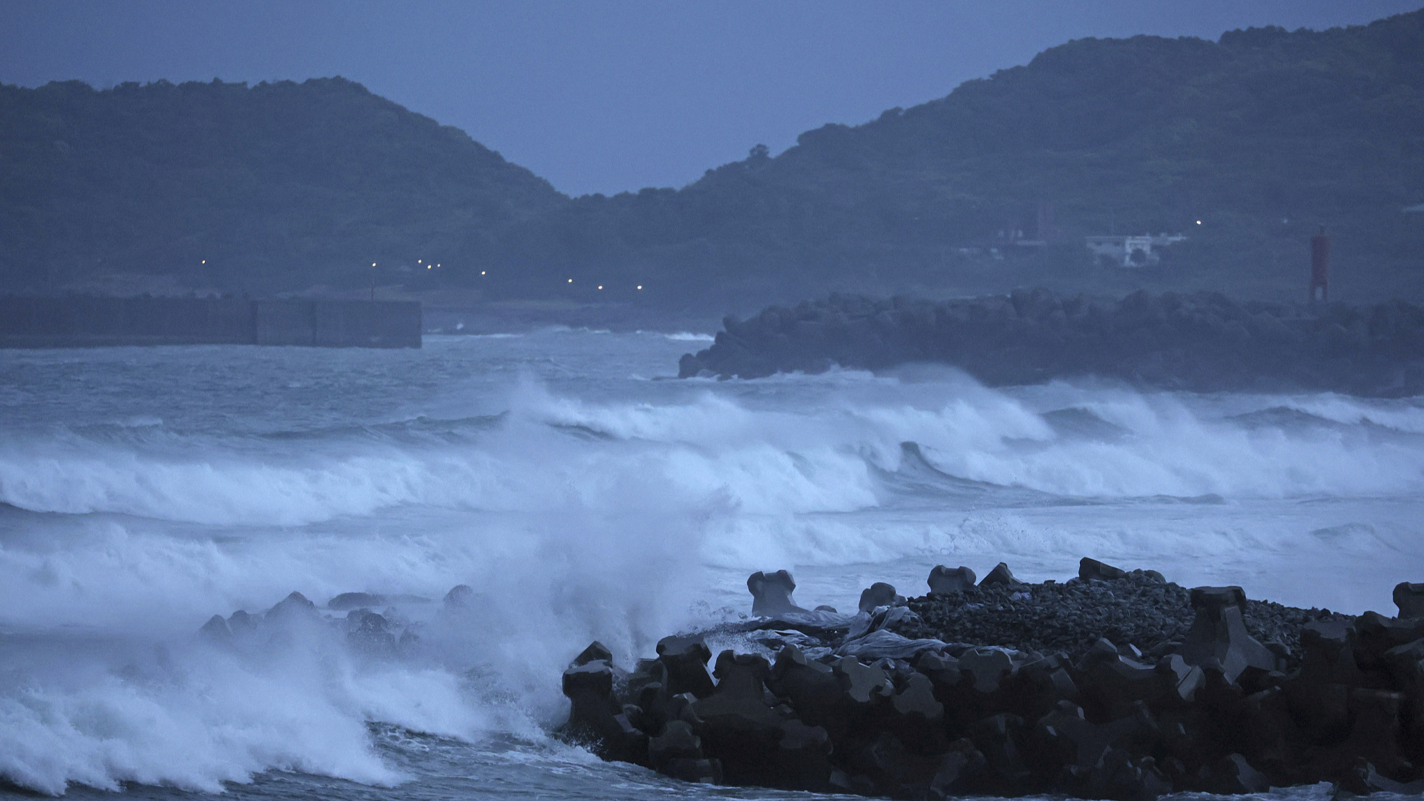 Typhoon Shanshan approached Kurazaki City with intermittent massive waves crashing against the coast in Kagoshima Prefecture, Japan, August 28, 2024. /CFP