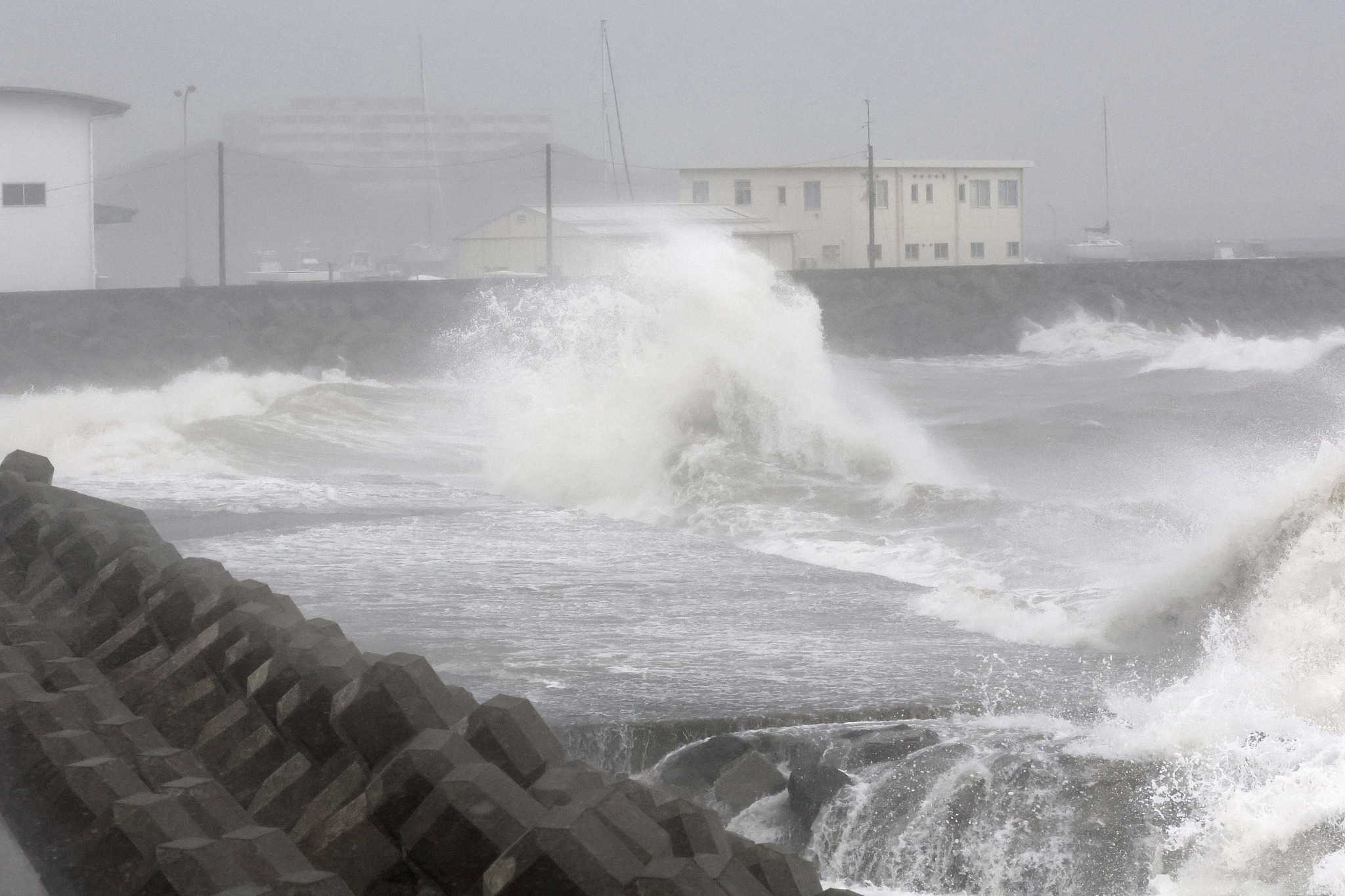 High waves are observed on the shore as Typhoon Shanshan approaches Kagoshima City, Kagoshima Prefecture, Japan, August 28, 2024. /CFP