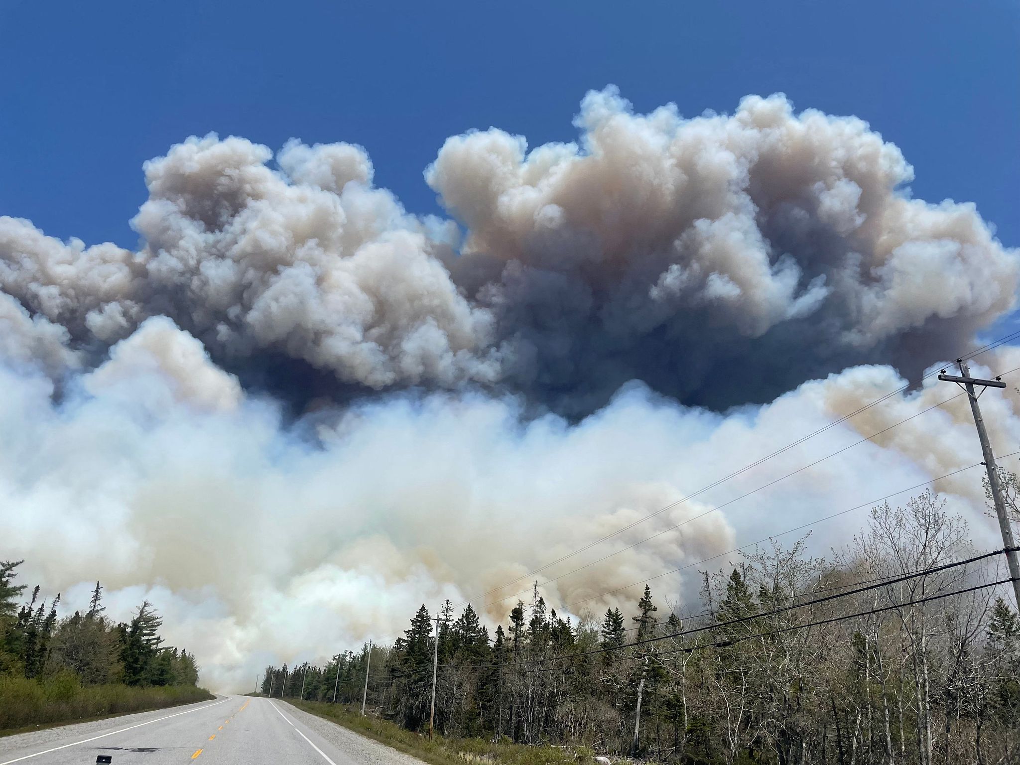 Smoke rises from a wildfire near Barrington Lake in Nova Scotia's Shelburne County, Canada, May 28, 2023. /CFP