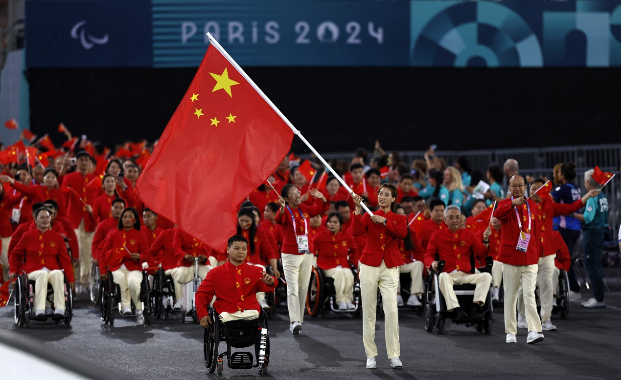 Flagbearers Gu Haiyan and Qi Yongkai (in wheelchair) lead Chinese contingent during the Paris 2024 Paralympic Games Opening Ceremony in Paris, France, August 28, 2024. /CFP