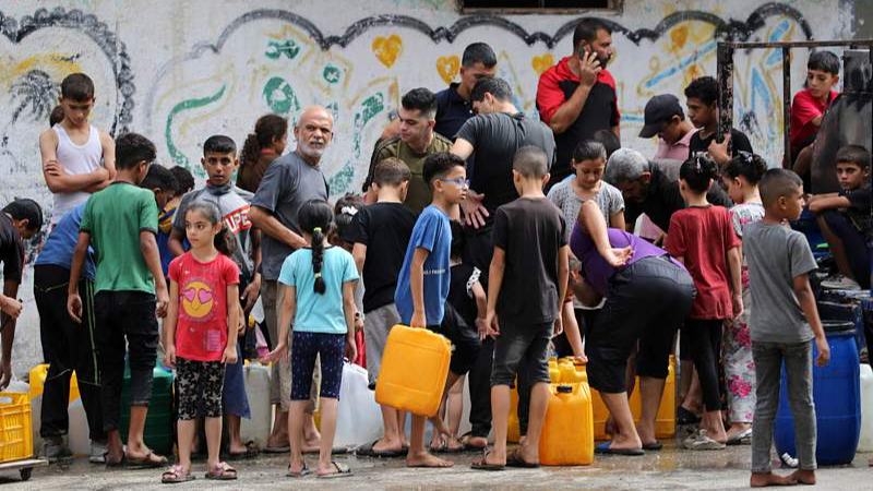 Palestinian children queue at a water distribution point in the Bureij refugee camp in central Gaza Strip, August 25, 2024. /CFP