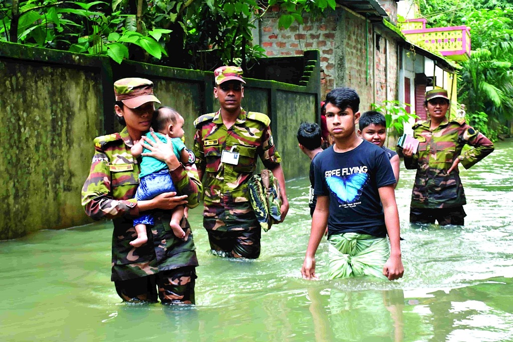 Tentara Bangladesh membantu mengevakuasi warga sipil selama operasi penyelamatan dan penyaluran bantuan untuk menangani banjir di Chagalnaya, distrik Feni, Bangladesh pada 27 Agustus 2024. /CFP